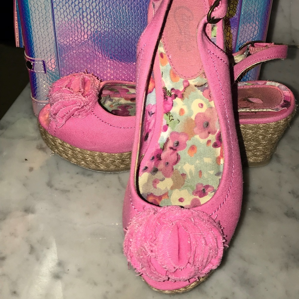 Candies peep toe wedges size 2